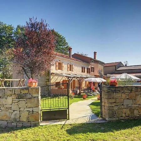 Vila Katherine With Pool And Game Žminj